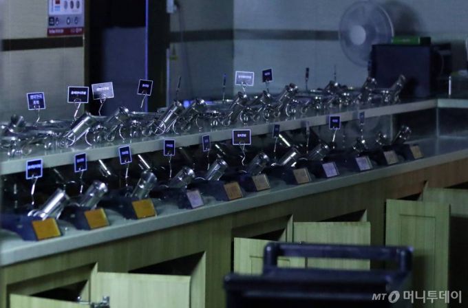 [서울=뉴시스] 이영환 기자 = 수도권의 사회적 거리두기 조치가 2단계로 완화된 14일 오전 서울 시내의 한 뷔페가 영업 중지로 인해 불이 꺼져 있다. 사회적 거리두기가 2.5단계에서 2단계로 내렸지만 뷔페, 유흥주점, 노래연습장 등 고위험시설 11종에 대해서는 집합금지조치가 유지된다. 2020.09.14.   20hwan@newsis.com