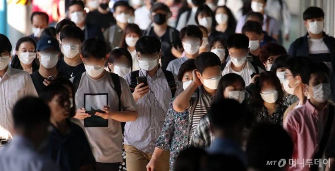 [서울=뉴시스] 박주성 기자 = 정부가 신종 코로나바이러스 감염증(코로나19) 확산 방지를 위한 수도권 거리두기를 2주간 2단계로 완화한 14일 오전 서울 구로구 신도림역에서 시민들이 마스크를 쓰고 출근을 하고 있다. 2020.09.14.   park7691@newsis.com