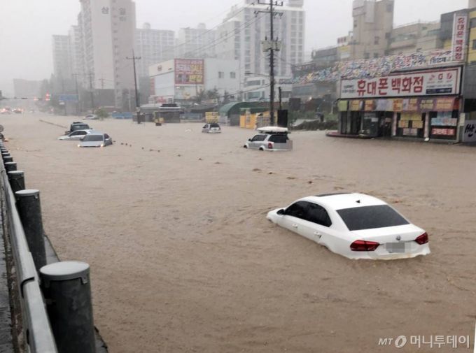 [천안=뉴시스]이종익 기자 = 3일 충남 천안과 아산에 집중호우경보가 발효된 가운데 천안 삼일아파트 인근 충무로 사거리에 차량들이 침수돼 있다. (사진=독자 제공)  2020.08.03.  photo@newsis.com