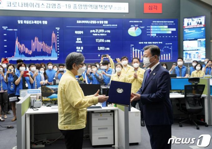 (청주=뉴스1) 박정호 기자 = 문재인 대통령이 11일 충북 청주 질병관리본부 긴급상황센터에서 정은경 초대 질병관리청장에게 임명장을 수여하고 있다. 2020.9.11/뉴스1