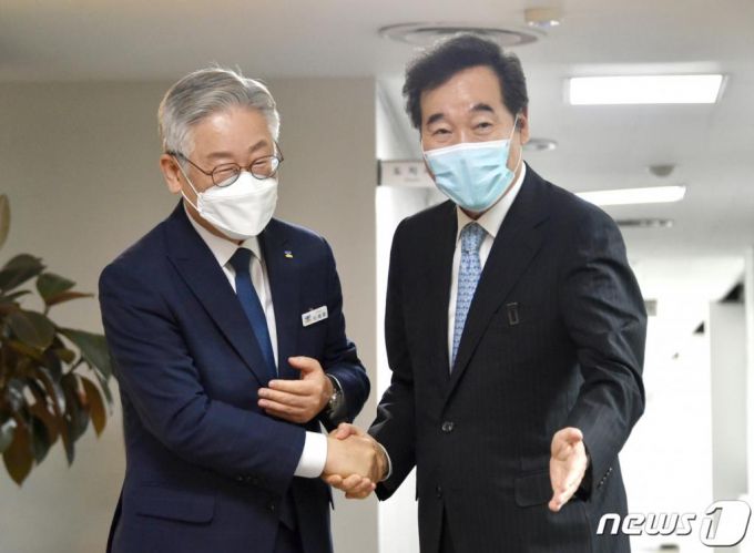 이낙연 더불어민주당 당대표 후보(오른쪽)가 지난 7월30일 오전 경기도 수원시 팔달구 경기도청에서 이재명 경기도지사와 인사를 나누고 있다./사진=뉴스1