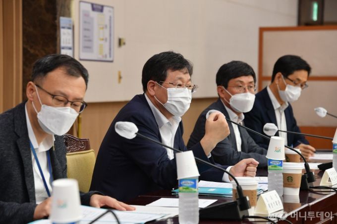 안일환 기획재정부 2차관(왼쪽 두번째)가 15일 오전 정부서울청사에서 '범정부 4차 추경 TF 회의'를 주재하고 있다. /사진제공=기획재정부