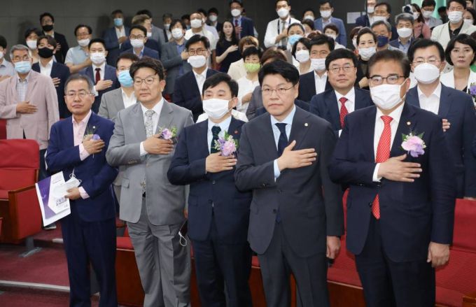 홍준표(왼쪽부터) 무소속 의원, 권성동 무소속 의원, 원희룡 제주도지사, 장제원 미래통합당 의원, 박진 미래통합당 의원이 9일 서울 여의도 의원회관에서 열린 '대한민국 미래혁신포럼' 21대 국회 개원 기념 특별강연에서 국민의례를 하고 있다. /사진=뉴시스