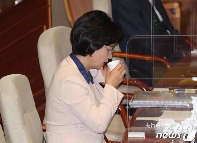 (서울=뉴스1) 신웅수 기자 = 추미애 법무부 장관이 14일 오후 서울 여의도 국회에서 열린 본회의(정치분야 대정부질문)에 참석해 물을 마시고 있다. 2020.9.14/뉴스1