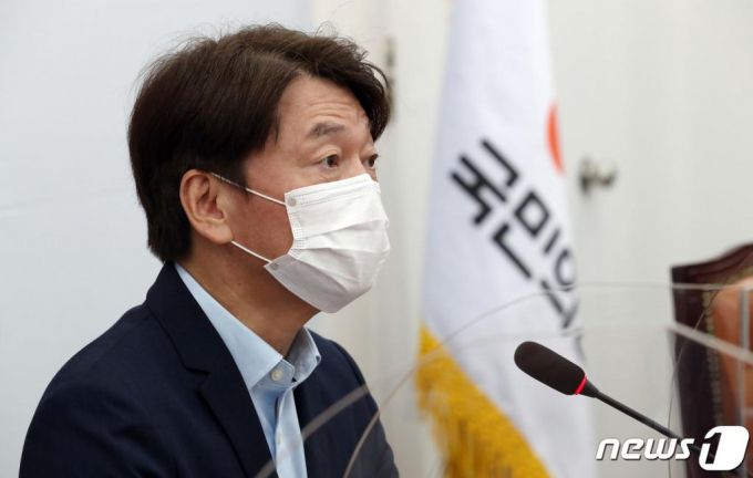 안철수 국민의당 대표가 7일 오전 서울 여의도 국회에서 열린 최고위원회의에서 모두발언을 하고 있다.   안 대표는 모두발언에서 "코로나19 극복을 위한 여야 정당대표회의를 제안한다"고 밝혔다./사진=뉴스1