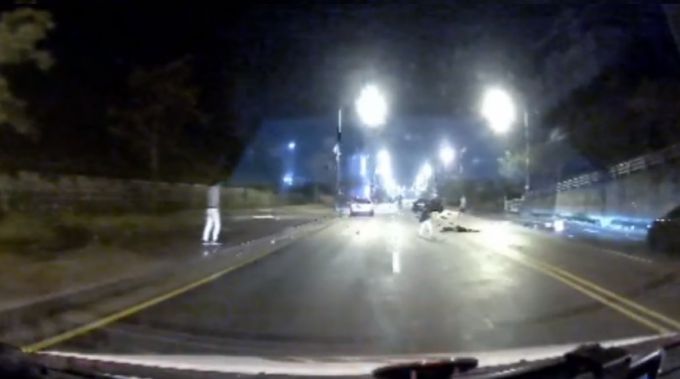 지난 9일 오전 0시53분쯤 인천시 중구 을왕동 한 호텔 앞 편도 2차로에서 30대 여성 A씨가 만취 상태로 벤츠 승용차를 몰다 50대 남성 B씨의 오토바이를 들이받았다. 이 사고로 B씨가 크게 다쳐 병원으로 옮겨졌지만 끝내 숨졌다./사진=온라인 커뮤니티