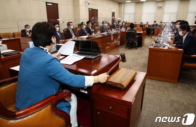 서영교 국회 행정안전위원회 위원장이 15일 오후 서울 여의도 국회에서 열린 행정안전위원회 전체회의에서 '2020년도 제4회 추가경정예산안'을 통과시키고 있다. /사진=뉴스1