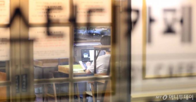 [서울=뉴시스] 고승민 기자 = 수도권 사회적 거리두기 조치가 2단계로 완화된 14일 서울의 한 스터디카페에서 학생들이 공부하고 있다. 2020.09.14.  kkssmm99@newsis.com