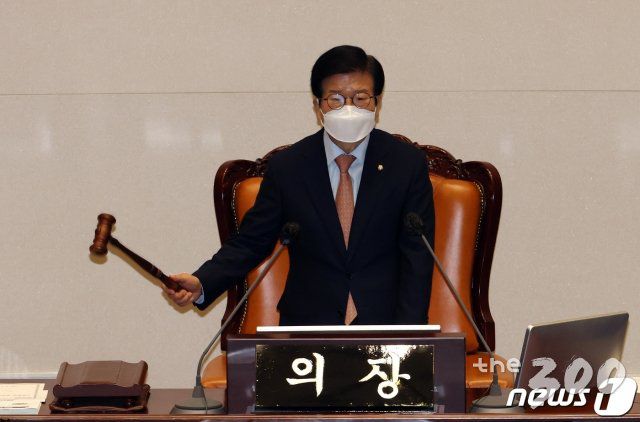 (서울=뉴스1) 신웅수 기자 = 박병석 국회의장이 7일 오전 서울 여의도 국회에서 열린 본회의에서 의사봉을 두드리고 있다. 2020.9.7/뉴스1