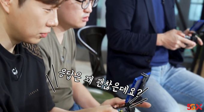 전 프로게이머 임요환과 게임 유튜버 G식백과가 모바일로 5GX 클라우드 게임을 즐기고 있다. /사진제공=SK텔레콤