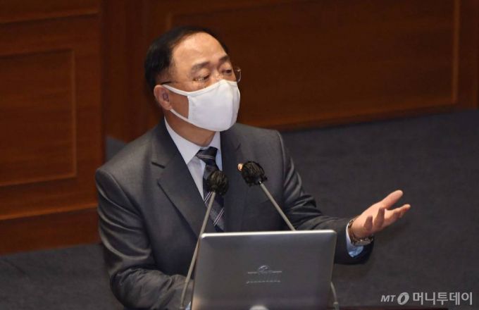 [서울=뉴시스]김진아 기자 = 홍남기 경제부총리 겸 기획재정부 장관이 16일 서울 여의도 국회 본회의장에서 열린 경제 분야 대정부질문에 참석해 유의동 국민의힘 의원의 질의에 답변하고 있다. (공동취재사진) 2020.09.16.   photo@newsis.com