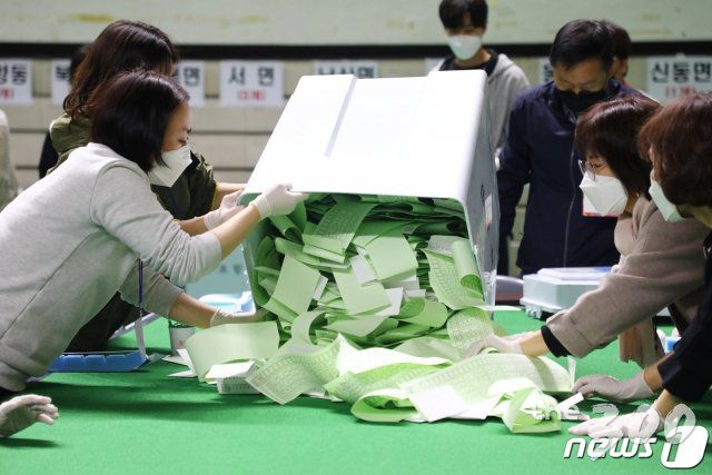 (춘천=뉴스1) 이찬우 기자 = 제21대 국회의원선거 투표가 종료된 15일 오후 강원도 춘천시 호반체육관에 설치된 국회의원 선거 및 춘천시의회의원 재선거 개표소에서 개표 사무원들이 투표용지를 분류하고 있다.2020.4.15/뉴스1