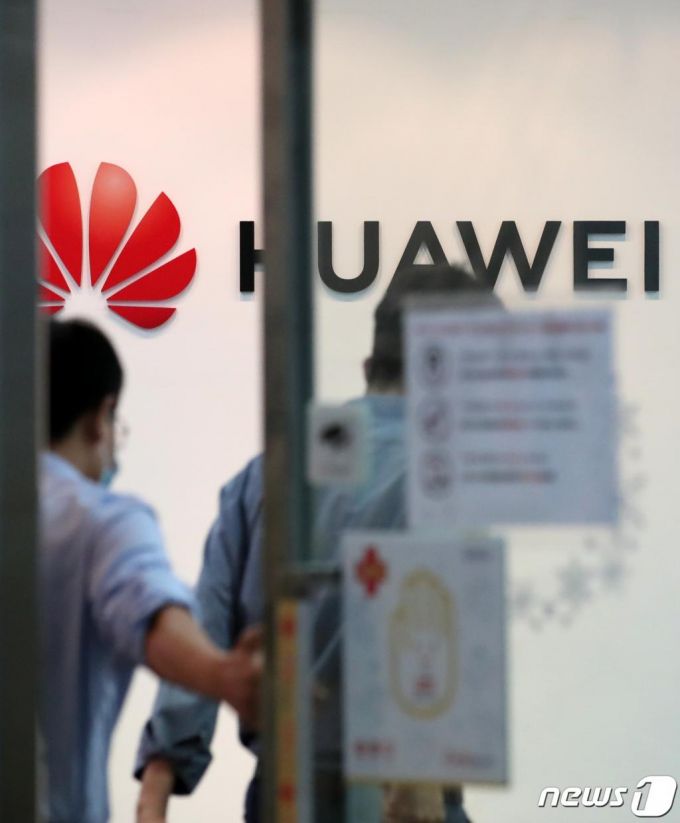 (서울=뉴스1) 이승배 기자 = 15일 미국 상무부가 지난달 발표한 미국 기술과 장비를 사용한 외국산 반도체 기업의 화웨이 공급을 금지하는 내용의 추가 제재가 발효됐다. 이에 따라 전 세계 반도체 기업들은 제재 발효 이후 화웨이에 반도체를 수출할 수 없다. 대부분의 반도체 제조 환경에서 미국산 반도체 설계 지원 도구(EDA)나 미국 기술을 활용한 반도체 제조 장치를 사용하기 때문에 사실상 화웨이의 타격이 불가피하다는 전망이다.  스마트폰의 두뇌 격인 애플리케이션 프로세서(AP)에서부터 통신용 모뎀칩, D램과 낸드 같은 메모리에 이르기까지 화웨이의 모든 주요 제품에는 꼭 반도체 부품이 들어간다.  사진은 15일 서울 중구 화웨이 한국지사. 2020.9.15/뉴스1