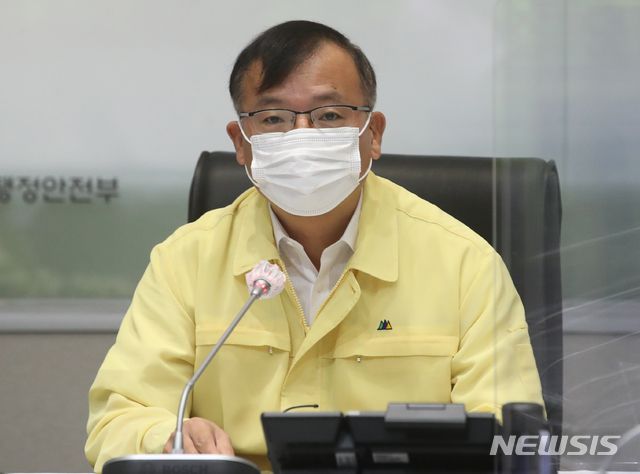 [서울=뉴시스]김명원 기자 = 강도태 중앙재난안전대책본부 1총괄조정관(보건복지부 2차관)이 17일 오전 서울 종로구 정부서울청사에서 열린 코로나19 중앙재난안전대책본부(중대본) 회의에 참석해 발언하고 있다. 2020.09.17.   kmx1105@newsis.com