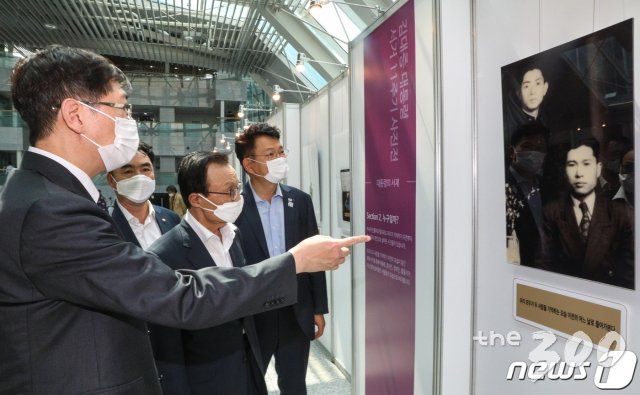 (서울=뉴스1) 성동훈 기자 = 18일 오후 서울 여의도 국회 의원회관에서 열린 '고 김대중 대통령 서거 11주기 사진전 개막식' 에서 이해찬 더불어민주당 대표와 김홍걸 의원 등 참석자들이 사진을 살펴보고 있다. 2020.8.18/뉴스1