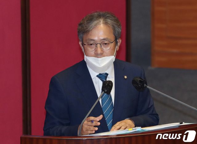 송기헌 더불어민주당 의원이 17일 서울 여의도 국회에서 열린 교육·사회·문화 분야 대정부질문에서 추미애 법무부 장관을 상대로 질의하고 있다. /사진=뉴스1.