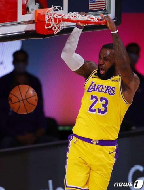 LA 레이커스 르브론 제임스가 19일(한국시간) 미국프로농구(NBA) 서부콘포런스 파이널 1차전 덴버 너기츠와의 경기에서 덩크슛을 터트리고 있다. /사진=(AFP=뉴스1)