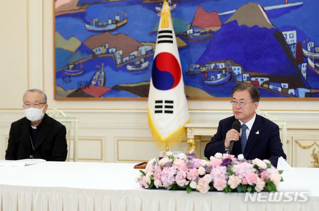 [서울=뉴시스]추상철 기자 = 문재인 대통령이 20일 청와대 본관 인왕실에서 염수정 추기경을 비롯한 한국천주교 지도자와 오찬 간담회에 참석해 발언하고 있다. 문 대통령 뒤편에 그림 '통영항'이 걸려있다. 2020.08.20.    scchoo@newsis.com