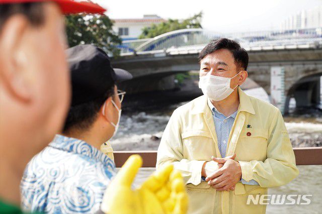 원희룡 제주지사가 이달 3일 오전 제9호 태풍 ‘마이삭’의 영향으로 범람 피해를 본 제주시 외도동 월대천 주변을 방문해 주민들과 이야기하고 있다. / 사진제공=뉴시스
