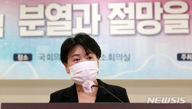 윤희숙 미래통합당 경제혁신위원장이 지난달 20일 서울 여의도 국회에서 열린 미래통합당 경제혁신위 주최 혁신 아젠다 포럼 '분열과 절망을 딛고 미래로'에서 인사말을 하고 있다. / 사진제공=뉴시스