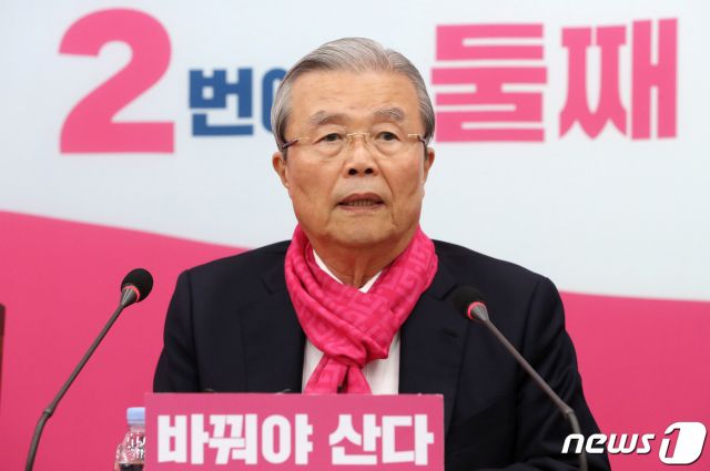 김종인 비상대책위원장이 지난 총선 기간 당색 '해피핑크'색 머플러를 두르고 있는 모습./사진=뉴스1