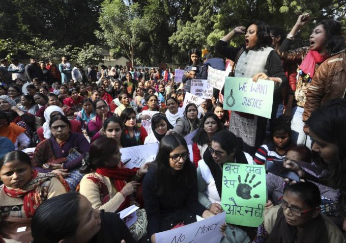 [뉴델리=AP/뉴시스] 지난해 12월 인도 뉴델리에서 하이데라바드에서 한 수의사가 성폭행당한 후 살해된 것에 대해 분노한 시민들이 정의를 요구하는 시위를 벌이며 구호를 외치고 있다. 이들은 "인도를 강간 국가로 만들지 말라""범인을 사형시켜라" 등의 문구가 쓰인 팻말을 들고 시위하고 있다. 2019.12.03.