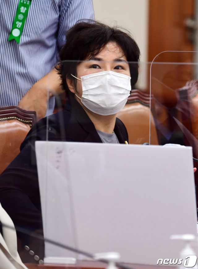 (서울=뉴스1) 신웅수 기자 = 조수진 국민의힘 의원이 7일 서울 여의도 국회에서 열린 법제사법위원회 전체회의에 참석해 있다. 2020.9.7/뉴스1