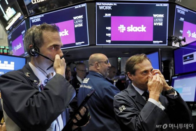 8일(현지시간) 미국 뉴욕증권거래소 객장에서 트레이더들이 근무하고 있다. / 사진=ap