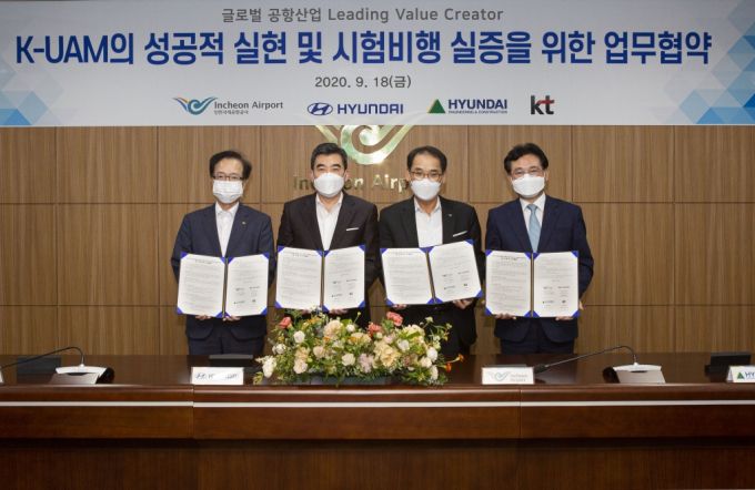 왼쪽부터 전홍범 KT 부사장, 신재원 현대자동차 부사장, 백정선 인천국제공항공사 여객본부장, 서경석 현대건설 부사장이 K-UAM 사업협력을 위한 MOU를 체결하고 기념촬영을 하고 있다. /사진제공=KT