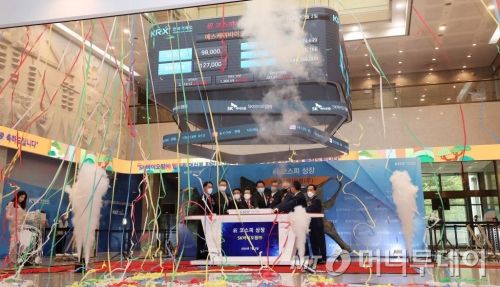 조정우 SK바이오팜 사장 및 주요 내빈들이 지난 7월 2일 오전 서울 영등포구 여의도 한국거래소에서 진행된 코스피 신규상장 기념식에서 시초가 확인을 하고 있다. / 사진=김휘선 기자 hwijpg@