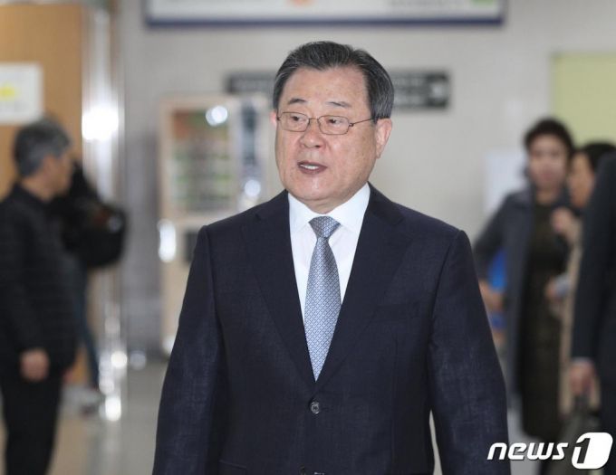 4·16세월호참사 특별조사위원회(세월호특조위) 설립과 활동을 방해한 혐의를 받고 있는 이병기 전 청와대 비서실장이 31일 오전 서울 서초구 서울고등법원에서 열린 항소심 1차 공판에 출석하고 있다.  1심은 지난 6월에 열린 1심에서 조 전 실장과 조윤선 전 청와대 정무수석에게 각각 징역 1년에 집행유예 2년을 선고했다. 2019.10.31/사진=뉴스1