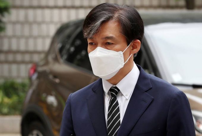 가족 비리 및 감찰 무마 혐의로 기소된 조국 전 법무부 장관이 지난 6월 5일 오전 서울 서초구 중앙지방법원에서 열린 속행 공판에 출석하고 있다./사진=김휘선 기자