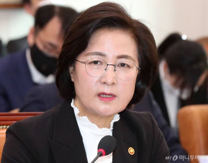 추미애 법무부 장관이 지난 3월 4일 오전 서울 여의도 국회에서 열린 법제사법위원회 전체회의에서 의원 질의에 답변하고 있다./사진=홍봉진 기자