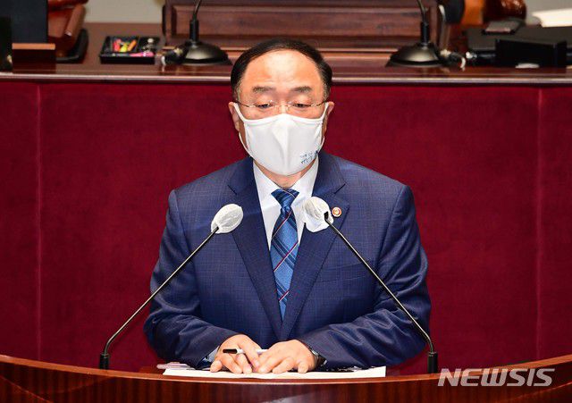 홍남기 경제부총리 겸 기획재정부 장관이 18일 국회에서 열린 예산결산특별위원회 전체회의에서 제안설명을 하고 있다. / 사진제공=뉴시스