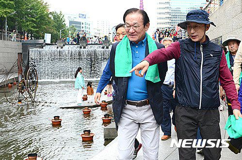 이명박 전 대통령이 2016년 서울 중구 청계천에서 '청계천시민걷기대회'에 참석했다