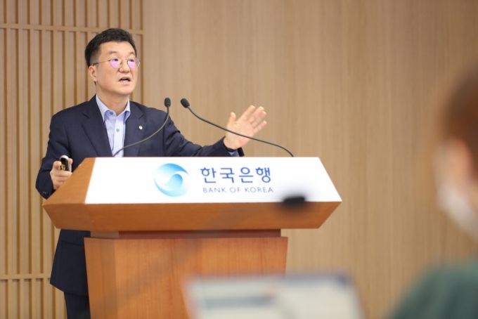 김웅 한국은행 조사국장이 22일 오전 서울 중구 한국은행에서 열린 출입기자단 워크숍에서 '최근 소비동향 점검 및 향후 리스크 요인'에 관해 설명하고 있다. /사진=한국은행