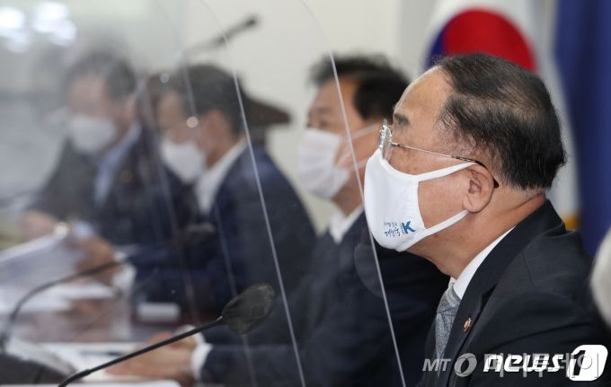 (서울=뉴스1) 박세연 기자 = 홍남기 경제부총리 겸 기획제정부 장관이 23일 서울 여의도 국회 의원회관에서 열린 제2차 한국판 뉴딜 당정 추진본부 회의에서 발언을 하고 있다. 2020.9.23/뉴스1