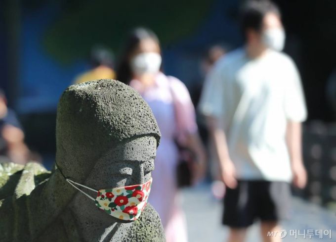 [서귀포=뉴시스]우장호 기자 = 완연한 가을 날씨를 나타낸 20일 오후 제주 서귀포시 천지연폭포에 마스크를 관광객들이 걸어가고 있다. 2020.09.20. woo1223@newsis.com