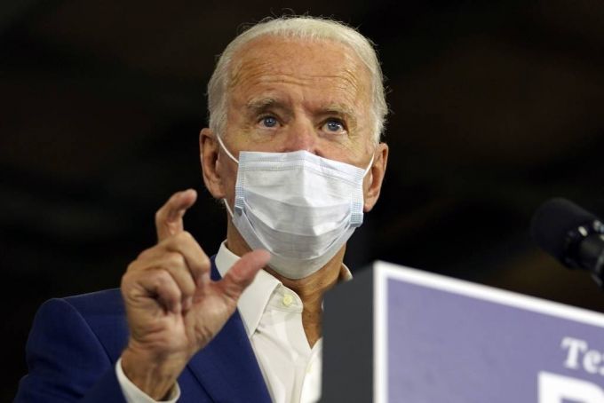 조 바이든 민주당 대선 후보가 21일(현지시간) 미 위스콘신주 매니토웍에 있는 위스콘신 알루미늄 주조 공장을 방문해 연설하고 있다. 바이든 후보는 전날 펜실베이니아주 필라델피아 유세 중 미국의 코로나19 사망자가 2억 명에 달한다고 말실수를 범해 구설에 올랐었다. 현재 미국의 코로나19 사망자는 20만4275명으로 집계되고 있다. 2020.09.22./사진=[매니토웍=AP/뉴시스]