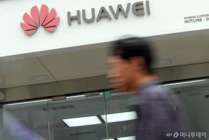 미-중 무역전쟁이 지속되는 가운데 10일 오후 서울 마포구 서교동 화웨이 직영서비스 센터 앞을 시민들이 지나치고 있다. / 사진=임성균 기자 tjdrbs23@