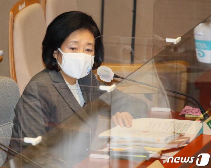 박영선 중소벤처기업부 장관이 18일 서울 여의도 국회에서 열린 예산결산특별위원회 전체회의에서 제4차 추가경정예산안에 대한 질의에 답변하고 있다. /사진=뉴스1