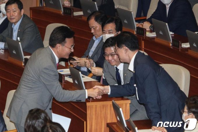 유상범 미래통합당 의원이 4일 오후 서울 여의도 국회에서 열린 제380회국회(임시회) 제8차 본회의에서 공수처법 반대 토론을 마치고 동료의원들과 인사를 하고 있다./사진=뉴스1