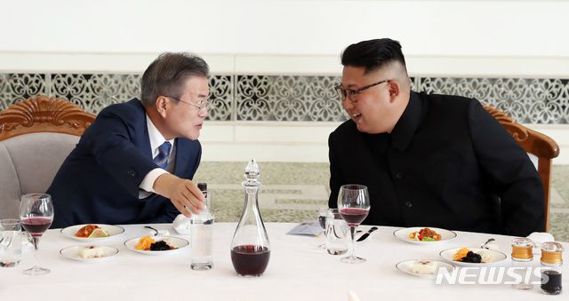 【평양=뉴시스】평양사진공동취재단 박진희 기자 = 문재인 대통령과 김정은 국무위원장이 19일 오후 평양 옥류관에서 오찬을 하다 평양소주에 대해 대화를 나누고 있다. 2018.09.19.  photo@newsis.com