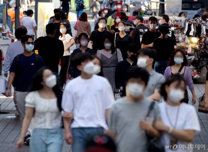 [서울=뉴시스]김병문 기자 = 사회적 거리두기 2단계 완화 이후 첫 주말인 20일 오후 서울 중구 명동거리가 붐비고 있다. 2020.09.20.   dadazon@newsis.com