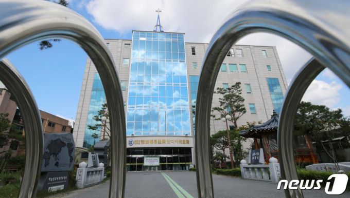 (대전=뉴스1) 김기태 기자 = 지난 21일 대전 서구 용문동 신천지예수교증거장막성전 맛디아지파 대전교회(신천지 대전교회)에 청산가리와 함께 협박편지가 발견돼 경찰이 수사에 나선 가운데 24일 신천지 대전교회가 굳게 닫혀 있다. 2020.9.24/뉴스1