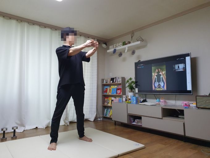 온라인 PT 수업을 진행하고 있는 모습./사진제공=트레이너 박모씨