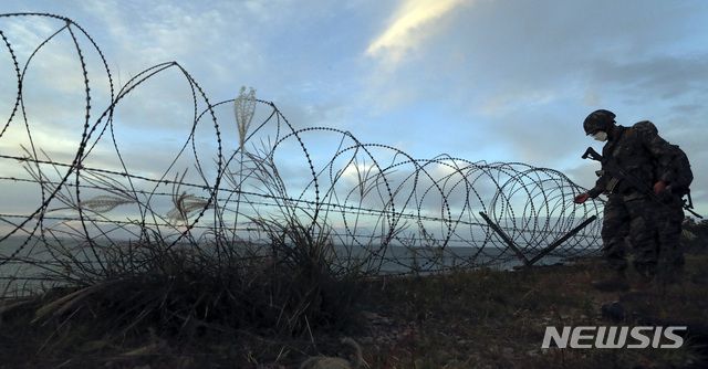 [연평도=뉴시스 최진석 기자 = 문재인 대통령이 군은 경계태세를 더욱 강화하여 국민의 생명과 안전을 보호하기 위한 만반의 태세를 갖추라고 지시한 24일 인천 옹진군 연평도에서 해병대 장병들이 경계근무를 하고 있다. 202009.24.   myjs@newsis.com