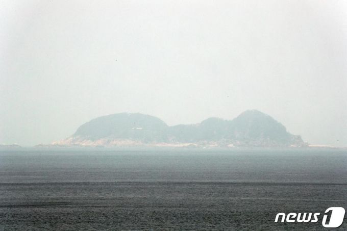 지난 6월 20일 오후 인천 옹진군 대연평도에서 바라본 북한 갈도가 해무로 인해 흐릿하게 보인다. /사진=뉴스1