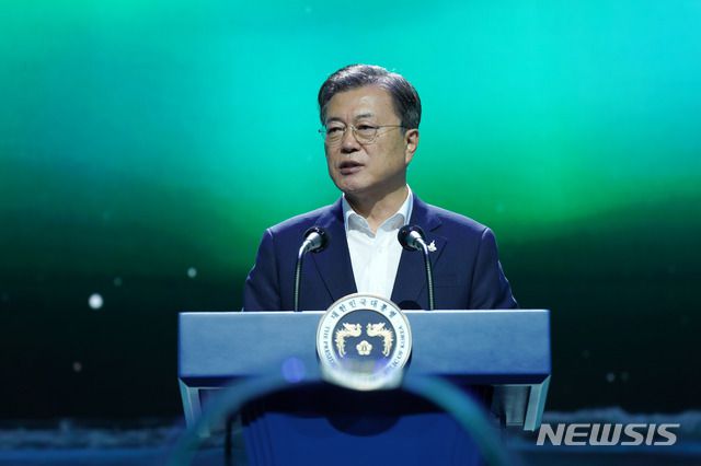 [김포=뉴시스]추상철 기자 = 문재인 대통령이 24일 오후 경기 김포시 민간 온라인 공연장인 캠프원에서 열린 디지털뉴딜문화콘텐츠산업 전략보고회에 참석해 연설을 하고 있다. 2020.9.24.     scchoo@newsis.com