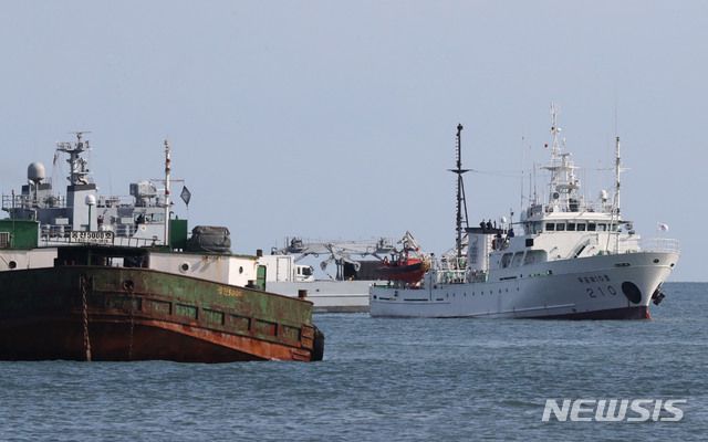 [연평도=뉴시스] 최진석 기자 = 군은 24일 실종된 해양수산부 공무원이 북한에 의해 사살·화장 사건과 관련, 해당 공무원이 북한의 신종 코로나바이러스 감염증(코로나19) 방역 조치에 따라 사살되고 시신이 불태워지기까지 했다고 밝혔다. 사진은 24일 인천시 옹진군 연평도 해상에 정박된 실종 공무원이 탑승했던 어업지도선 무궁화 10호. 2020.09.24.  myjs@newsis.com